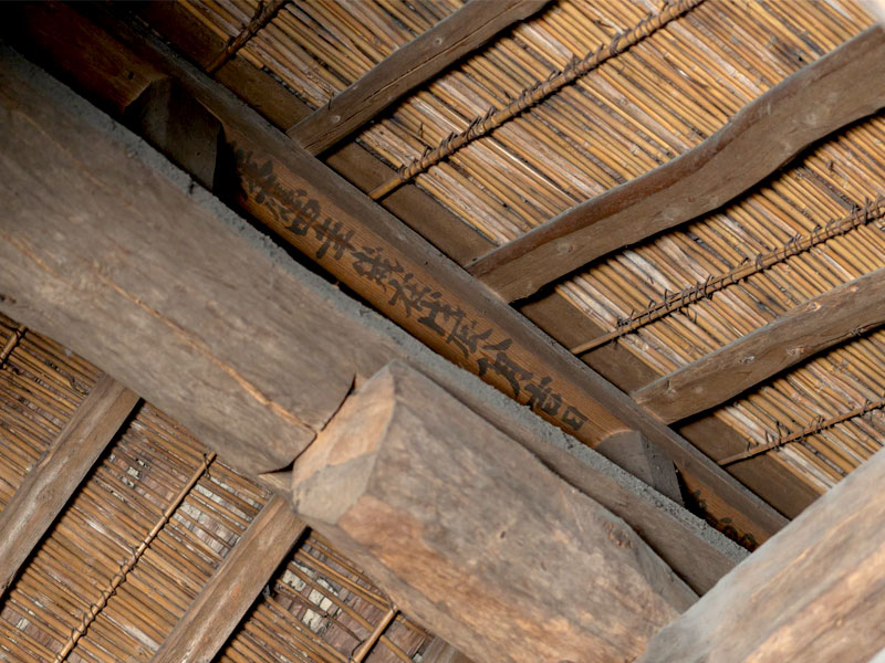 蔵の天井。慶応4年の文字。