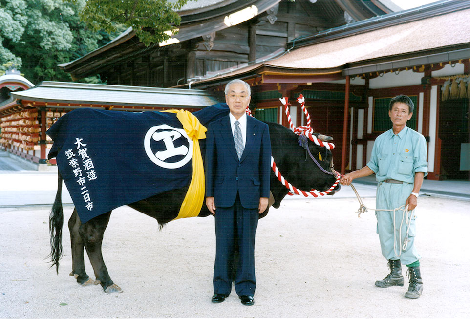 御神牛衣装奉納記念 平成16年9月15日　於　太宰府天満宮